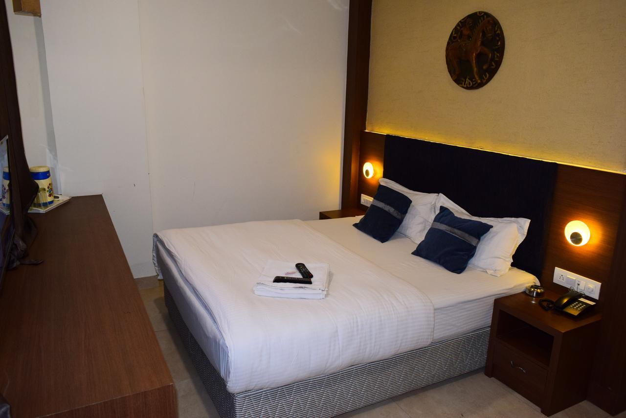 Hotel Chandragupta Ujjain Exteriör bild