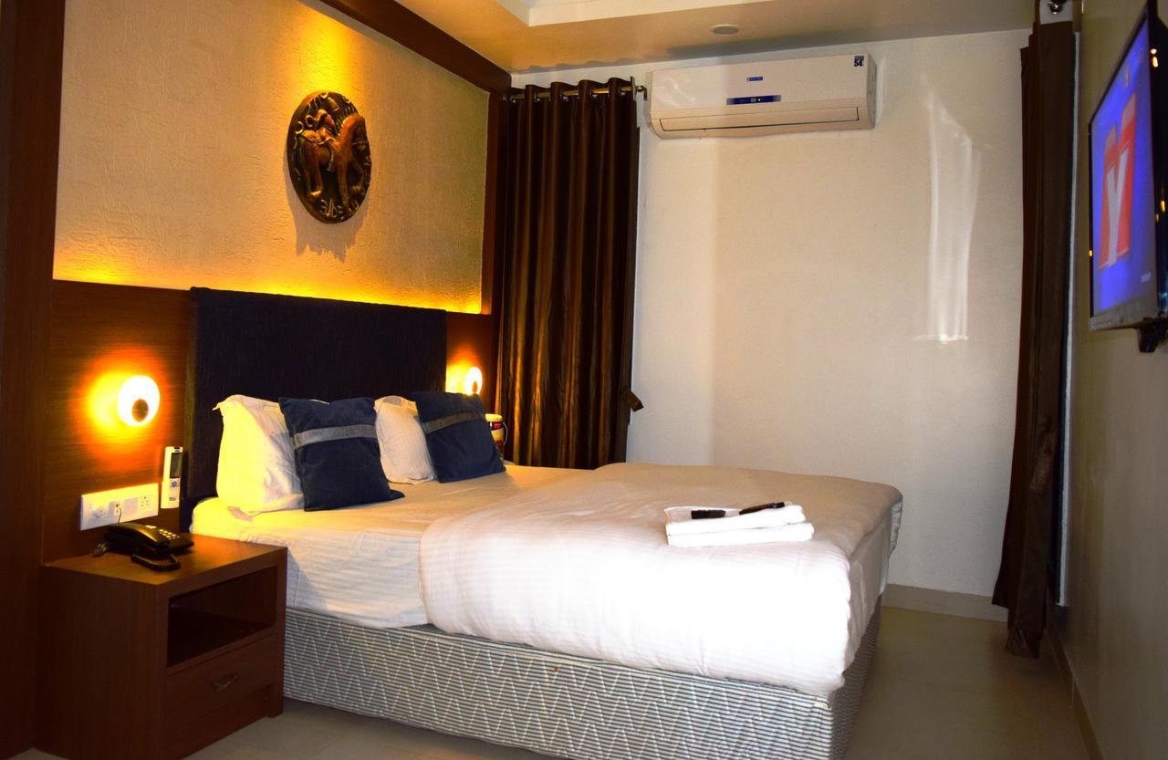 Hotel Chandragupta Ujjain Exteriör bild