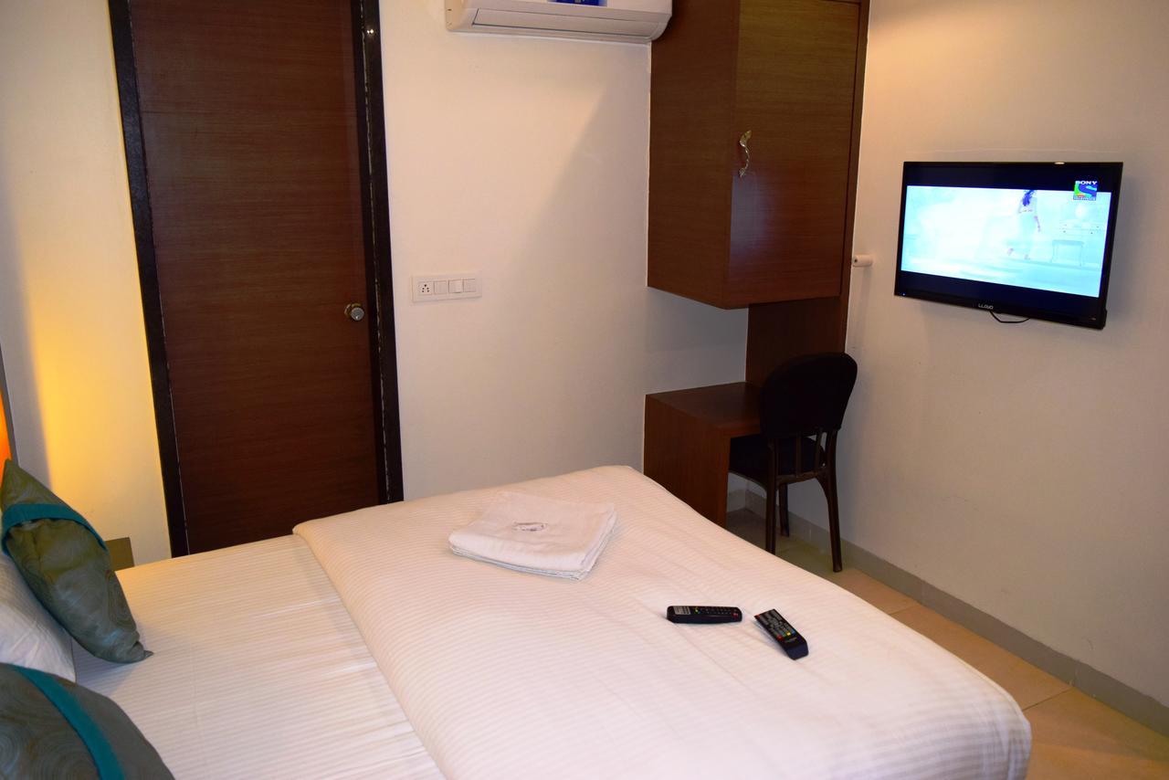 Hotel Chandragupta Ujjain Exteriör bild